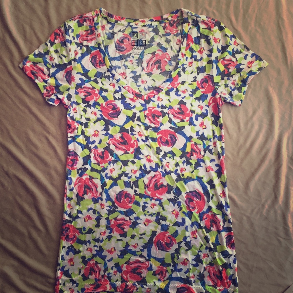 Light and comfortable T-shirt with floral design.